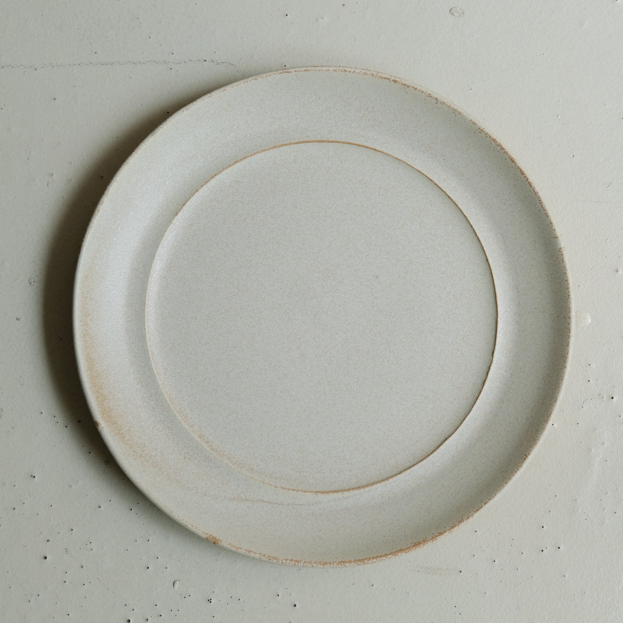 Assiette en grès D 24,5 cm - blanc beige de Celine Fischer chez Brutal Ceramics