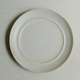 Assiette en grès D 24,5 cm - blanc beige de Celine Fischer chez Brutal Ceramics