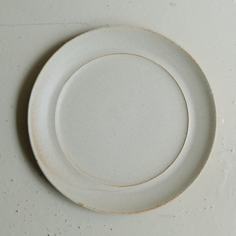 Assiette en grès D 24,5 cm - blanc beige de Celine Fischer chez Brutal Ceramics