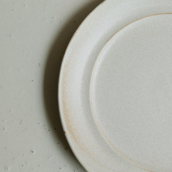 Assiette en grès D 24,5 cm - blanc beige de Celine Fischer chez Brutal Ceramics