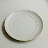 Assiette en grès D 24,5 cm - blanc beige de Celine Fischer chez Brutal Ceramics