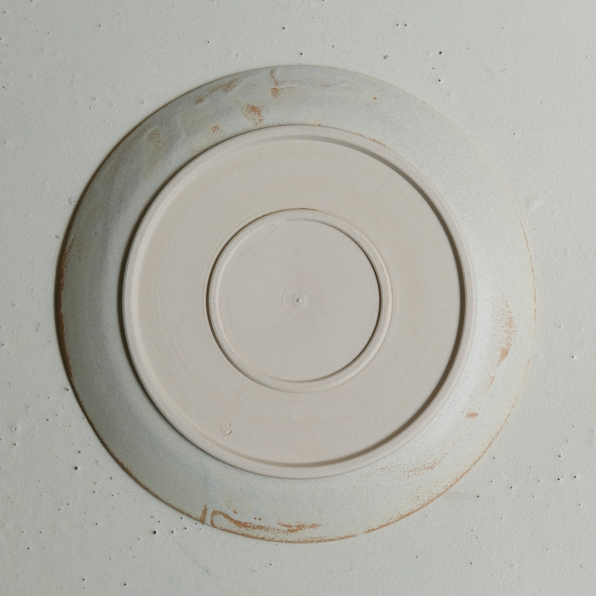 Assiette en grès D 24,5 cm - blanc beige de Celine Fischer chez Brutal Ceramics