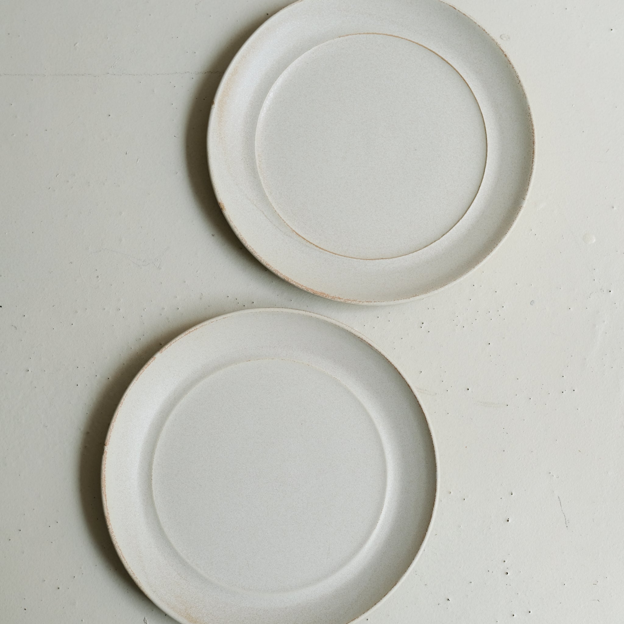 Assiette en grès D 24,5 cm - blanc beige de Celine Fischer chez Brutal Ceramics