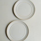 Assiette en grès D 24,5 cm - blanc beige de Celine Fischer chez Brutal Ceramics