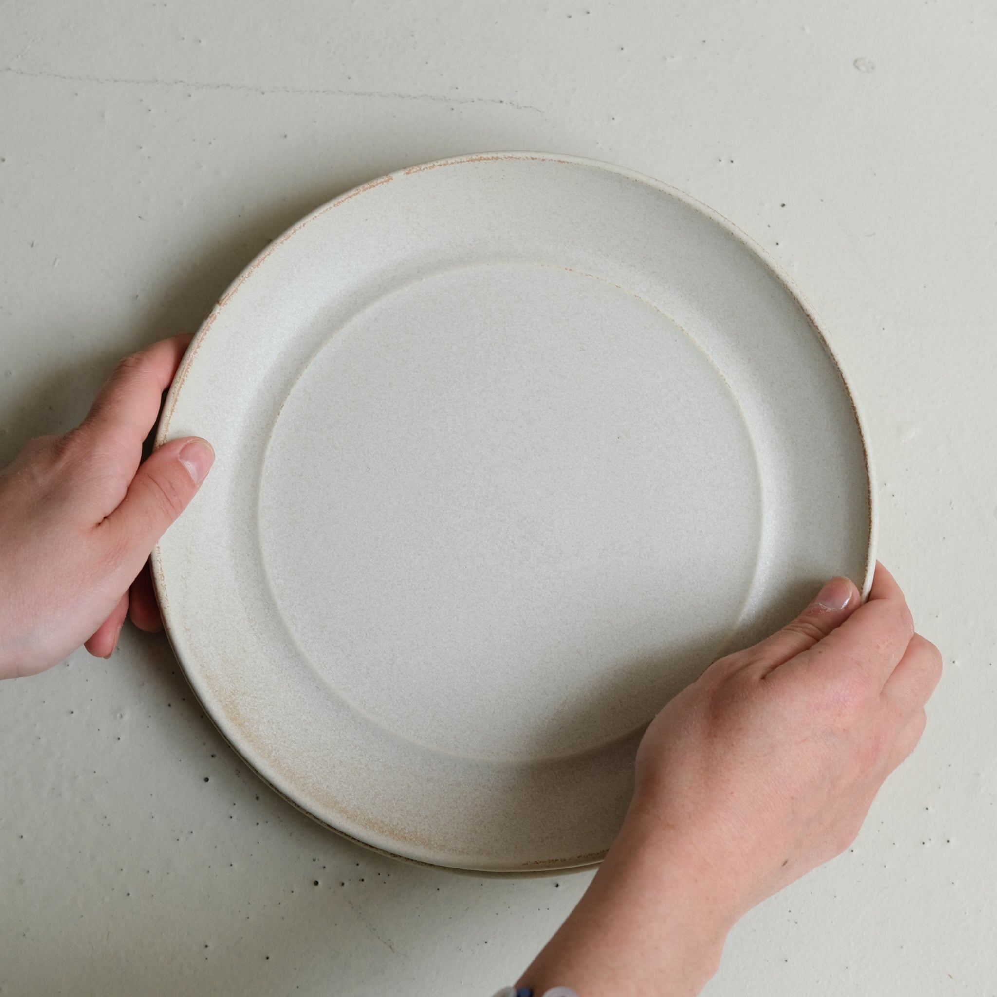 Assiette en grès D 24,5 cm - blanc beige de Celine Fischer chez Brutal Ceramics