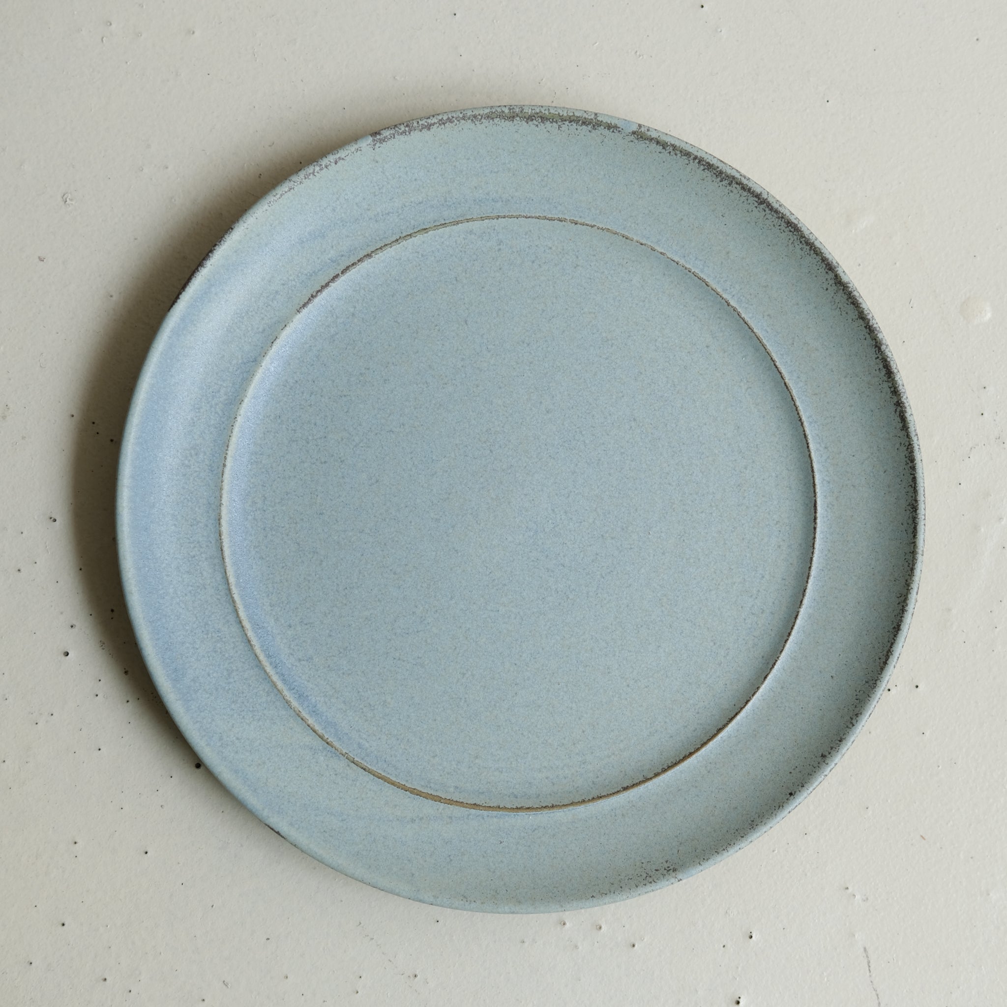 Assiette en grès D 24,5 cm - bleu doux de Celine Fischer chez Brutal Ceramics