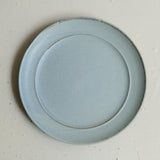 Assiette en grès D 24,5 cm - bleu doux de Celine Fischer chez Brutal Ceramics