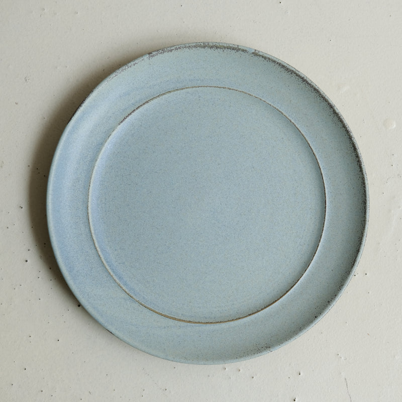 Assiette en grès D 24,5 cm - bleu doux de Celine Fischer chez Brutal Ceramics