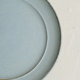 Assiette en grès D 24,5 cm - bleu doux de Celine Fischer chez Brutal Ceramics