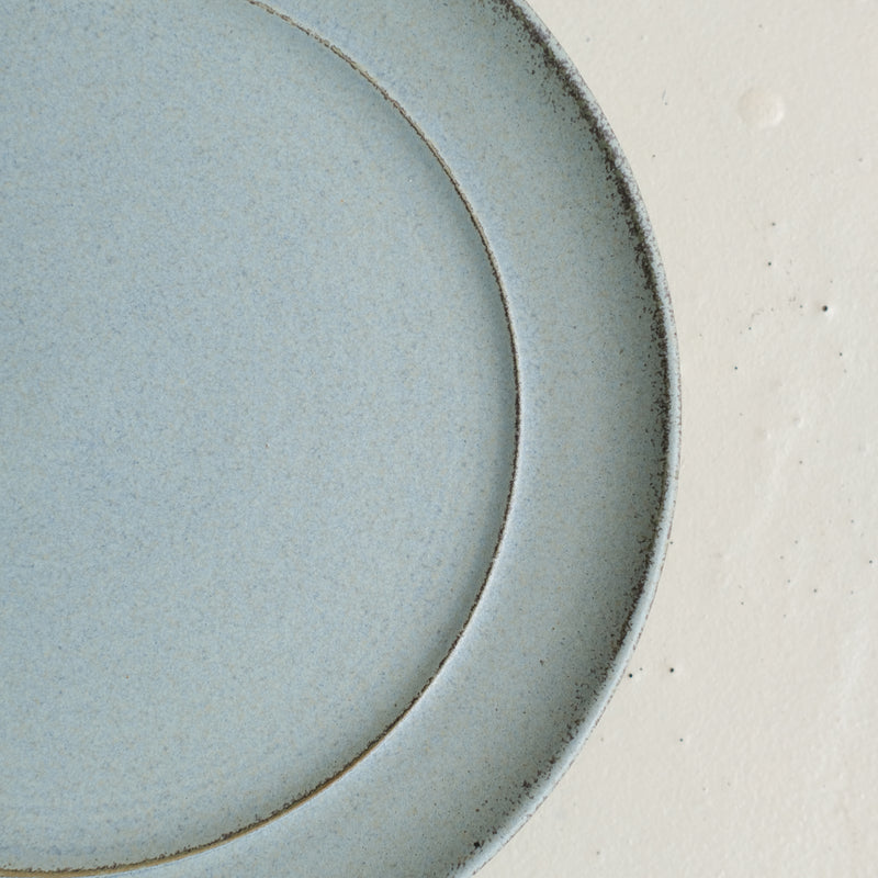 Assiette en grès D 24,5 cm - bleu doux de Celine Fischer chez Brutal Ceramics