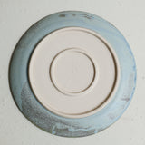 Assiette en grès D 24,5 cm - bleu doux de Celine Fischer chez Brutal Ceramics