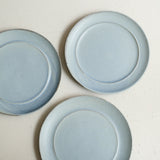 Assiette en grès D 24,5 cm - bleu doux de Celine Fischer chez Brutal Ceramics
