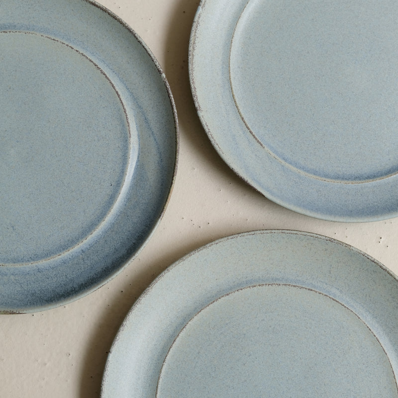 Assiette en grès D 24,5 cm - bleu doux de Celine Fischer chez Brutal Ceramics