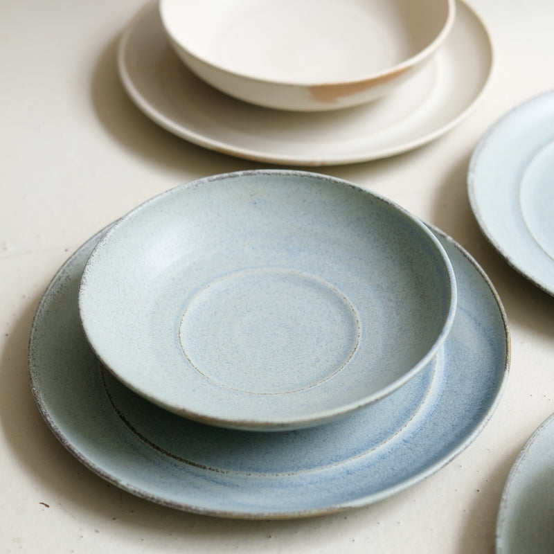 Assiette creuse en grès D 19 cm - bleu doux de Celine Fischer chez Brutal Ceramics
