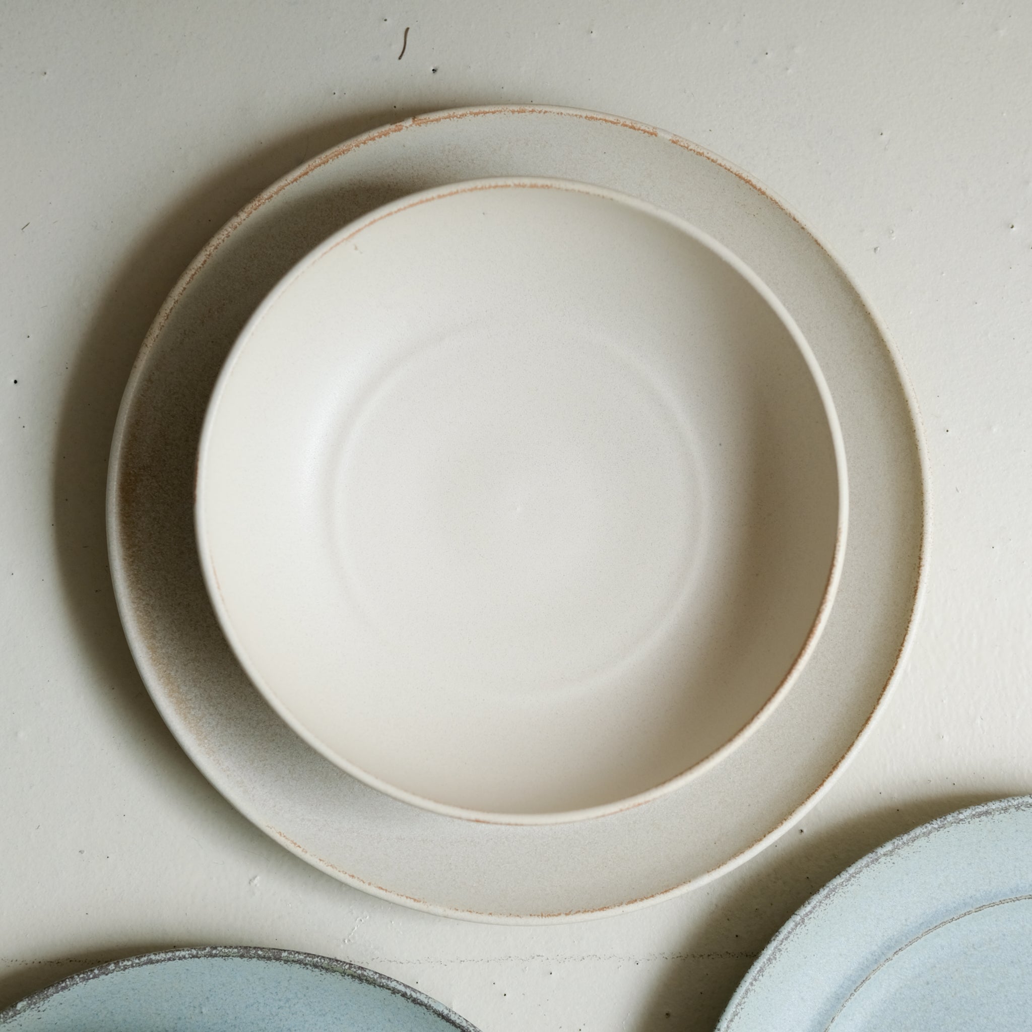 Assiette creuse en grès D 19 cm - blanc beige de Celine Fischer chez Brutal Ceramics