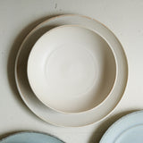 Assiette creuse en grès D 19 cm - blanc beige de Celine Fischer chez Brutal Ceramics