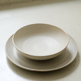 Assiette en grès D 24,5 cm - blanc beige de Celine Fischer chez Brutal Ceramics