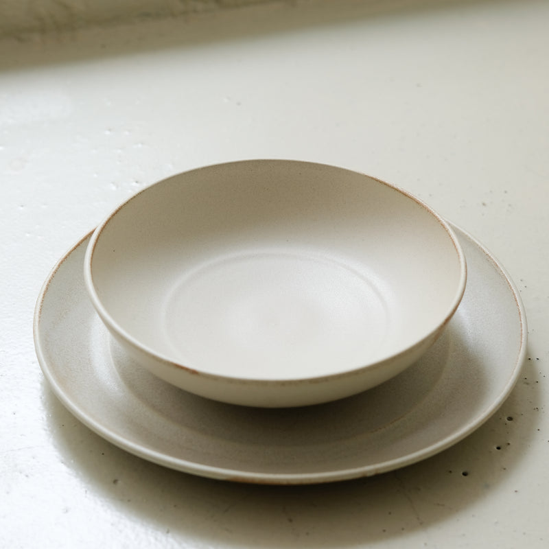 Assiette en grès D 24,5 cm - blanc beige de Celine Fischer chez Brutal Ceramics