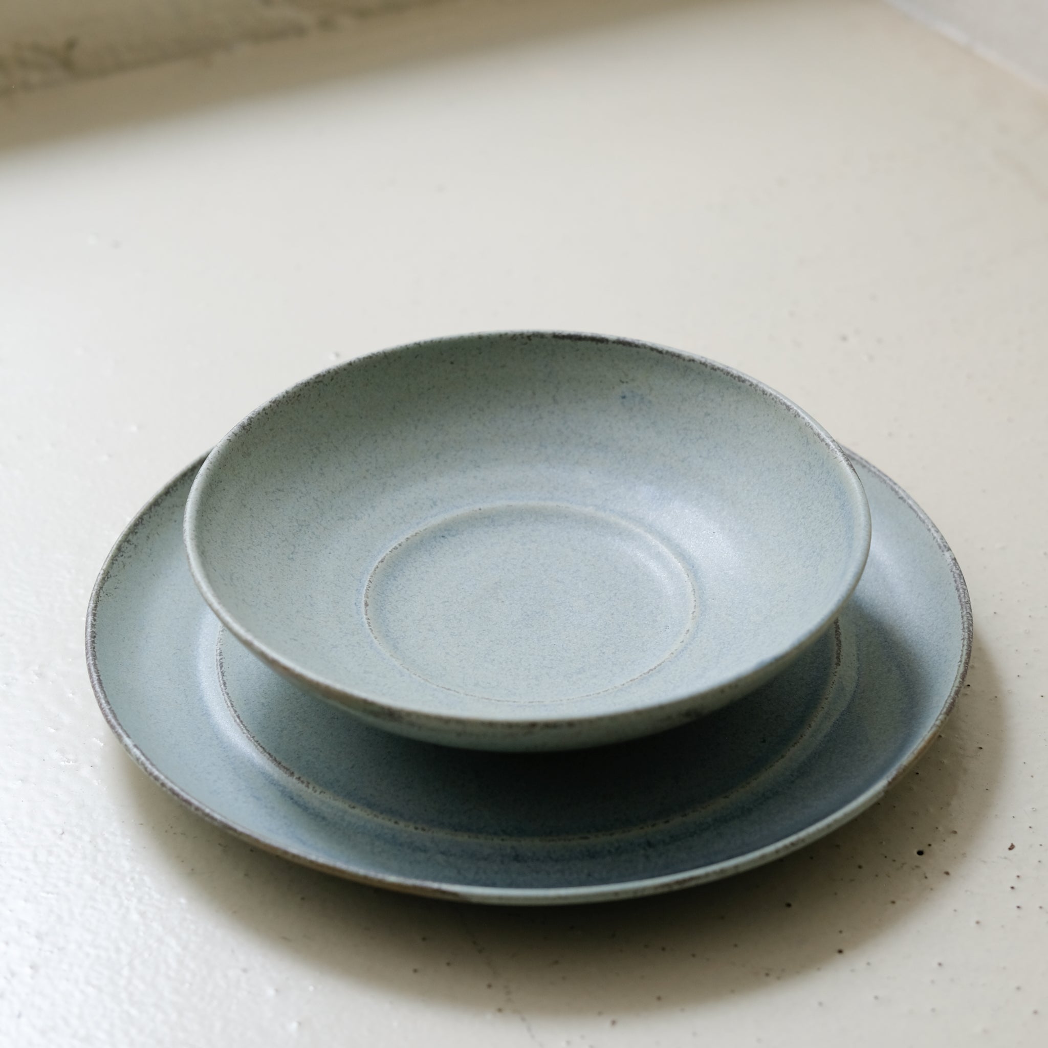 Assiette en grès D 24,5 cm - bleu doux de Celine Fischer chez Brutal Ceramics