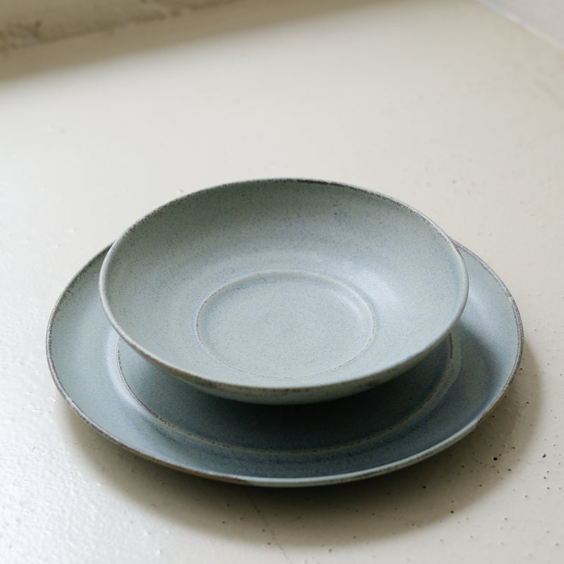 Assiette creuse en grès D 19 cm - bleu doux de Celine Fischer chez Brutal Ceramics