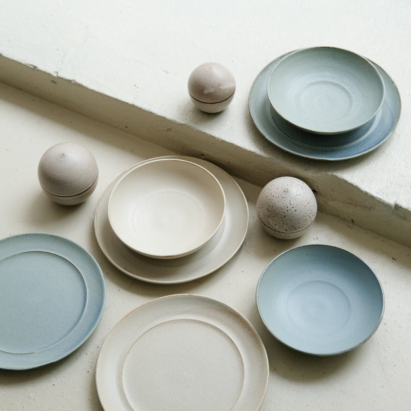 Assiette creuse en grès D 19 cm - blanc beige de Celine Fischer chez Brutal Ceramics
