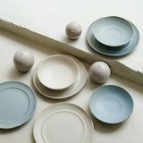 Assiette en grès D 24,5 cm - blanc beige de Celine Fischer chez Brutal Ceramics