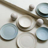 Assiette creuse en grès D 19 cm - bleu doux de Celine Fischer chez Brutal Ceramics