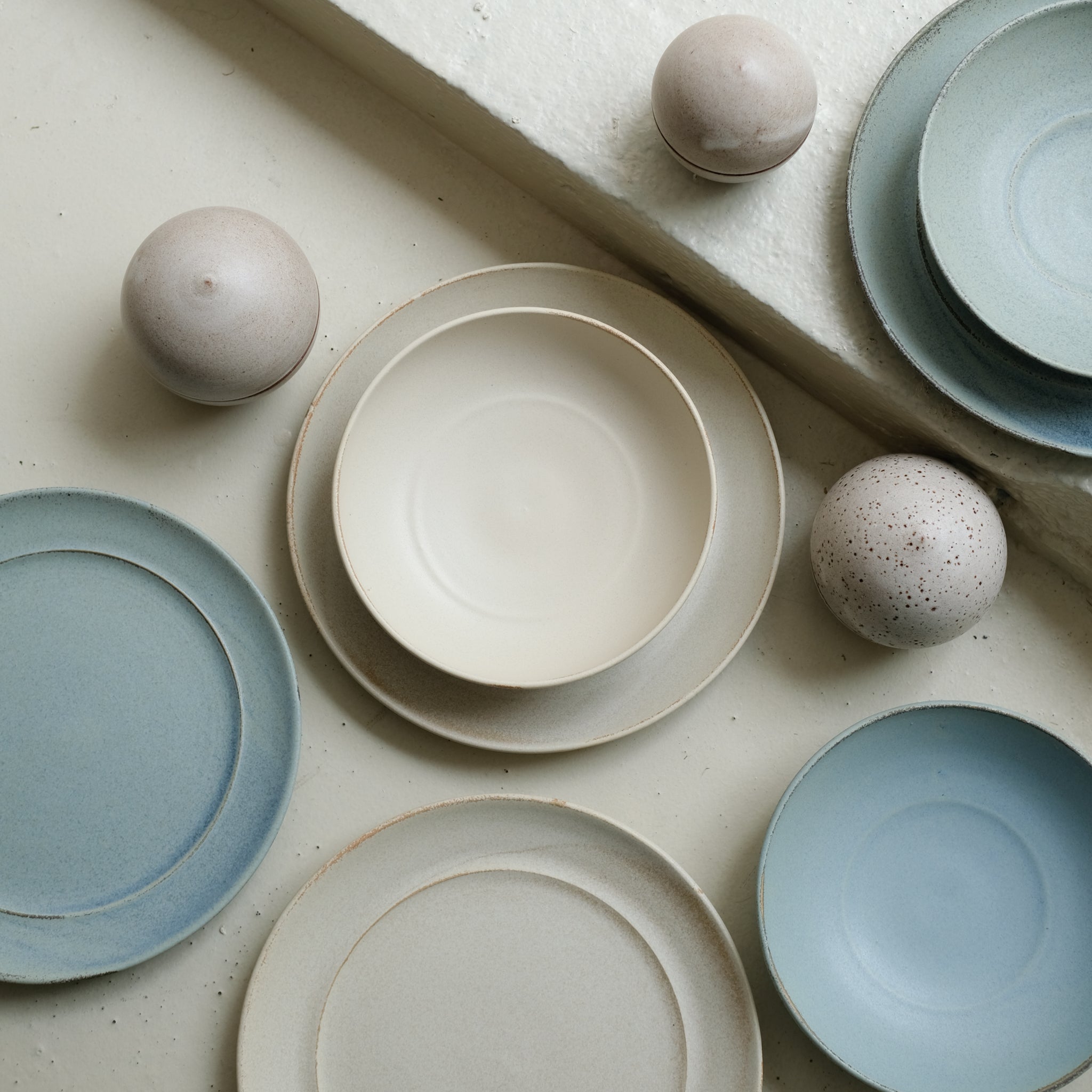 Boite M en grès H 9,5cm - blanc laiteux tachetée de Celine Fischer chez Brutal Ceramics