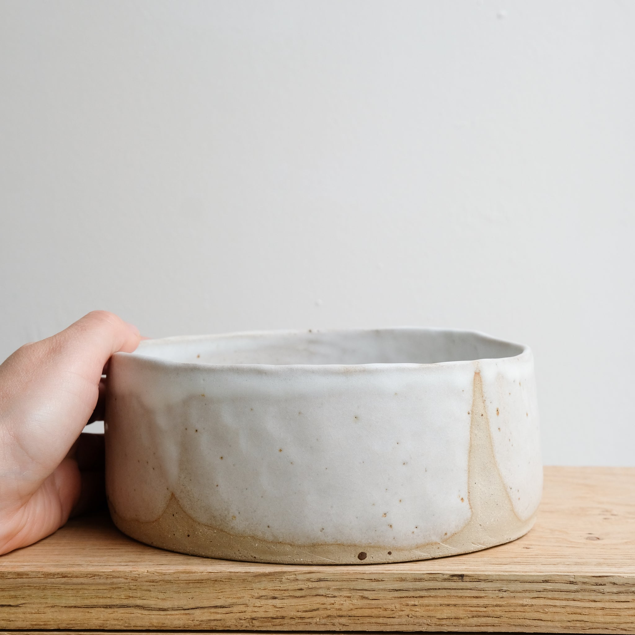 Plat vapeur en grès D 17,5cm - blanc soyeux d'Hélène Maury chez Brutal Ceramics