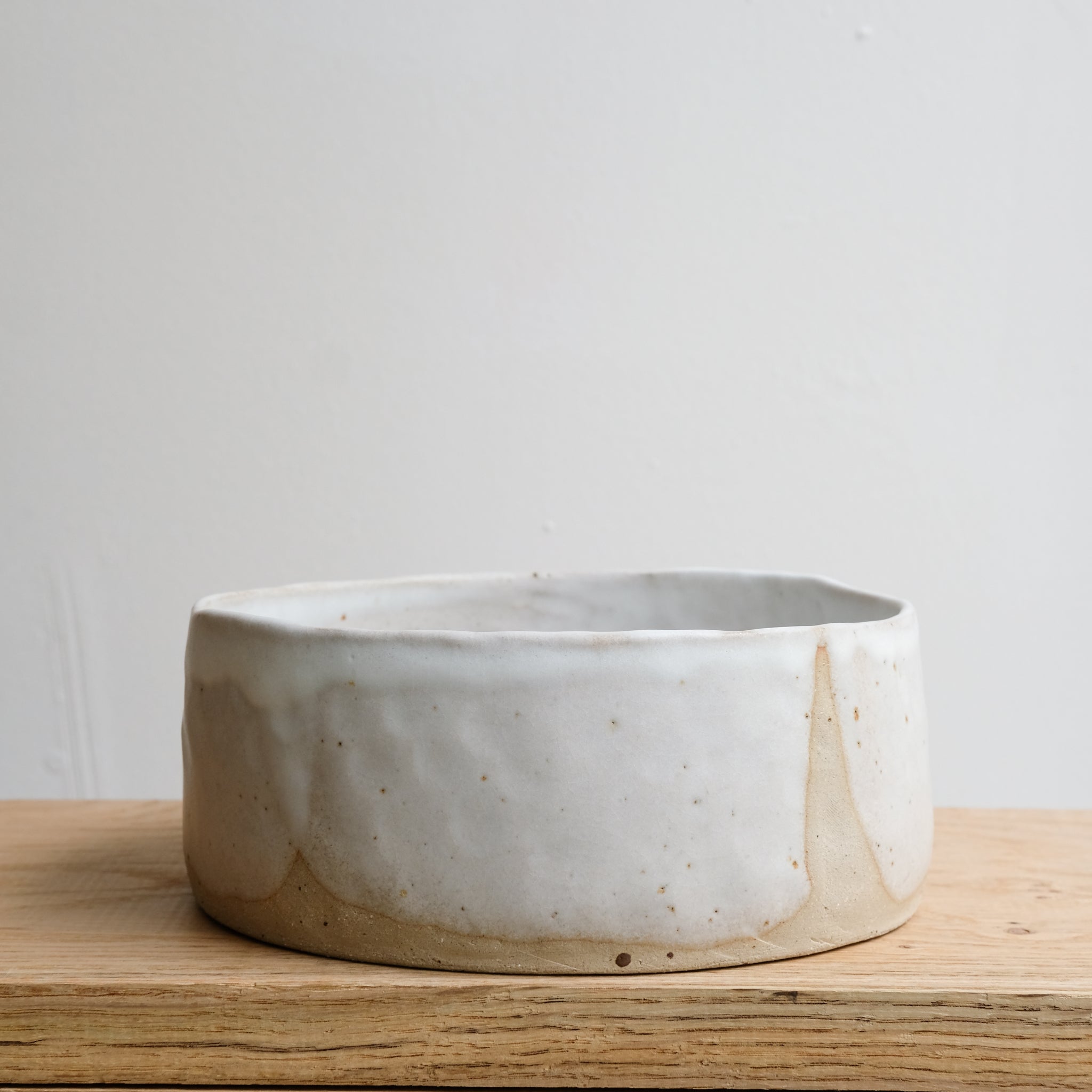 Plat vapeur en grès D 17,5cm - blanc soyeux d'Hélène Maury chez Brutal Ceramics