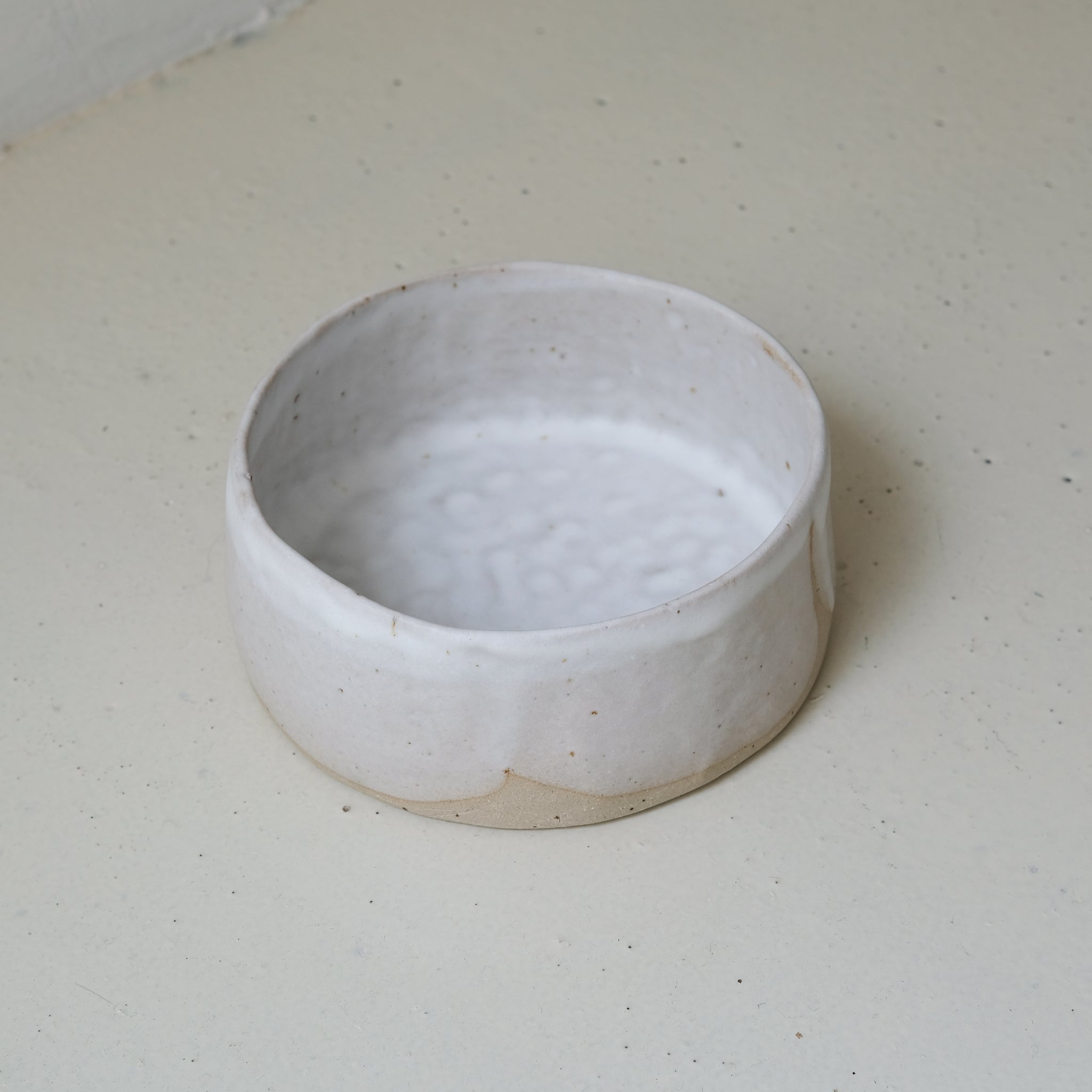 Plat vapeur en grès D 17,5cm - blanc soyeux d'Hélène Maury chez Brutal Ceramics
