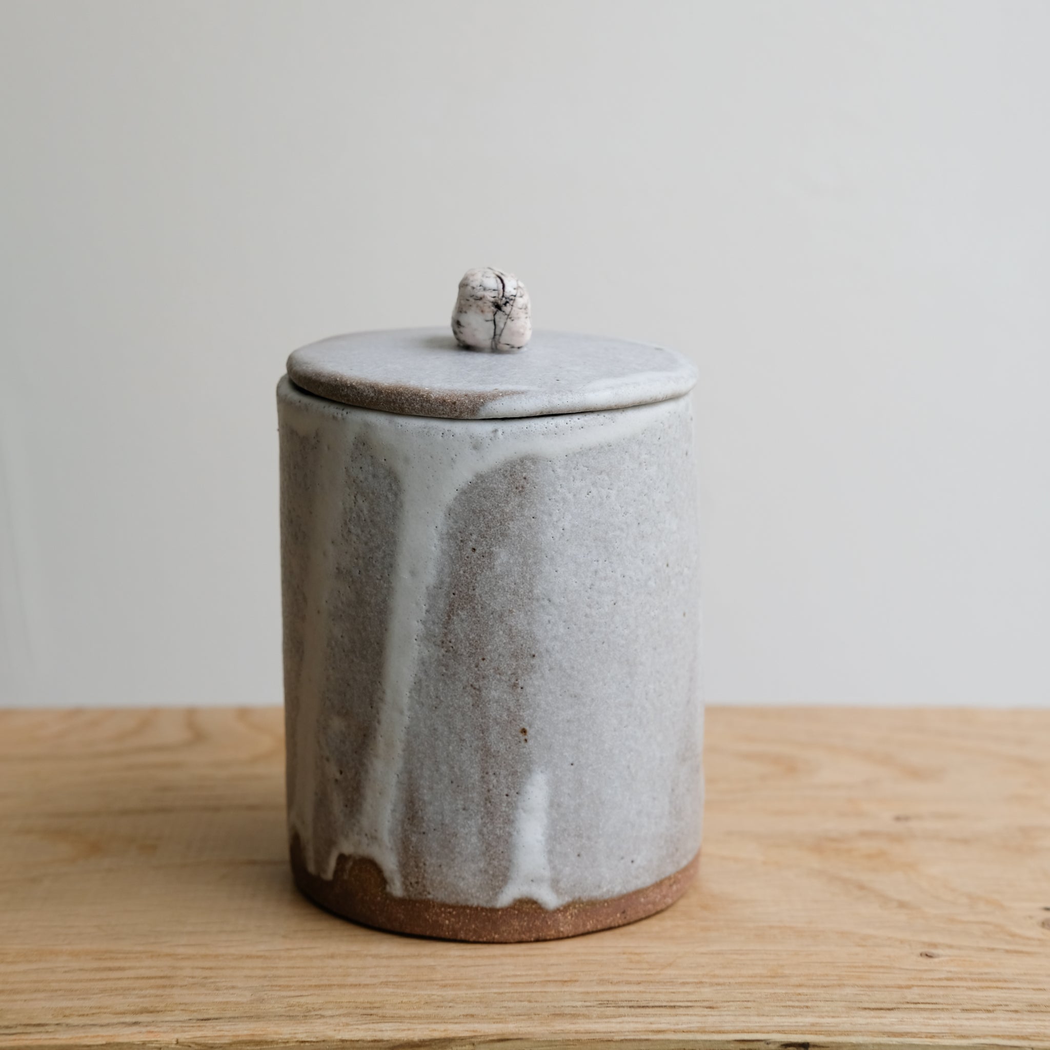Boite "caillou" en grès H 13cm - blanc gris d'Hélène Maury chez Brutal Ceramics