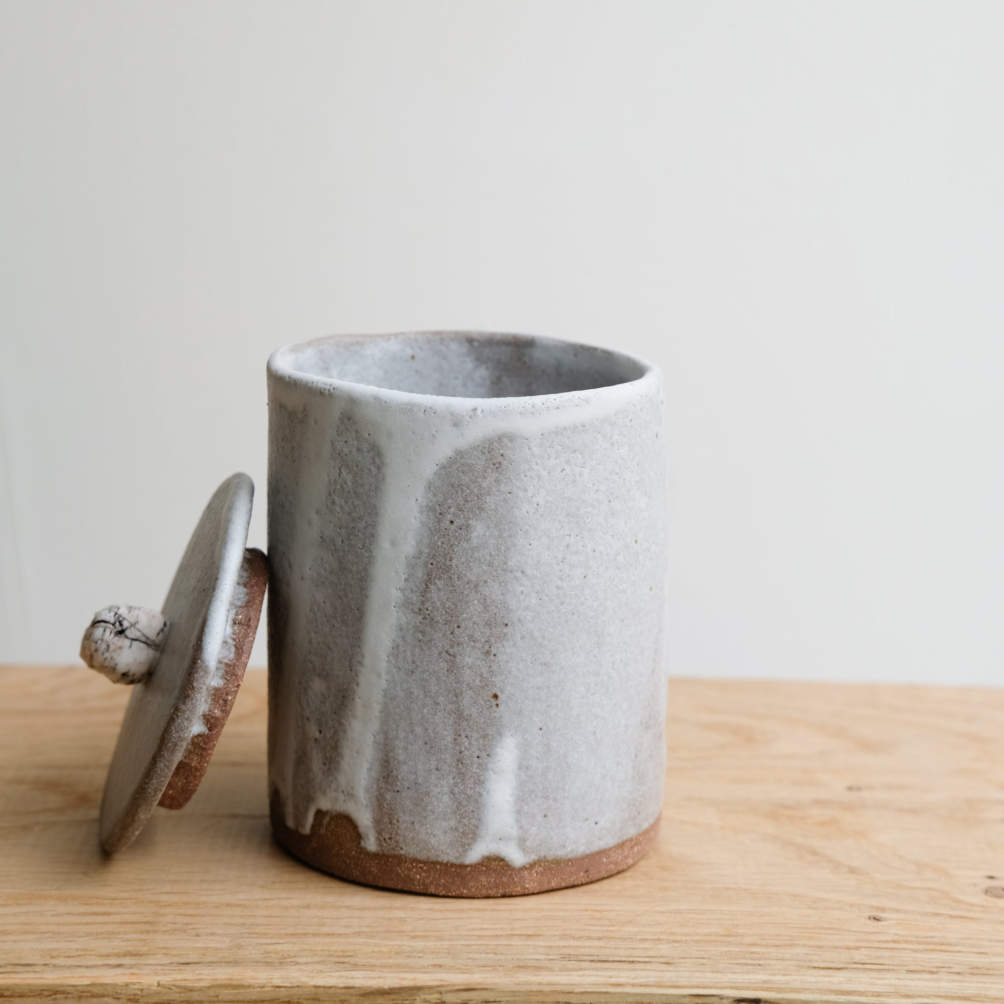 Boite "caillou" en grès H 13cm - blanc gris d'Hélène Maury chez Brutal Ceramics
