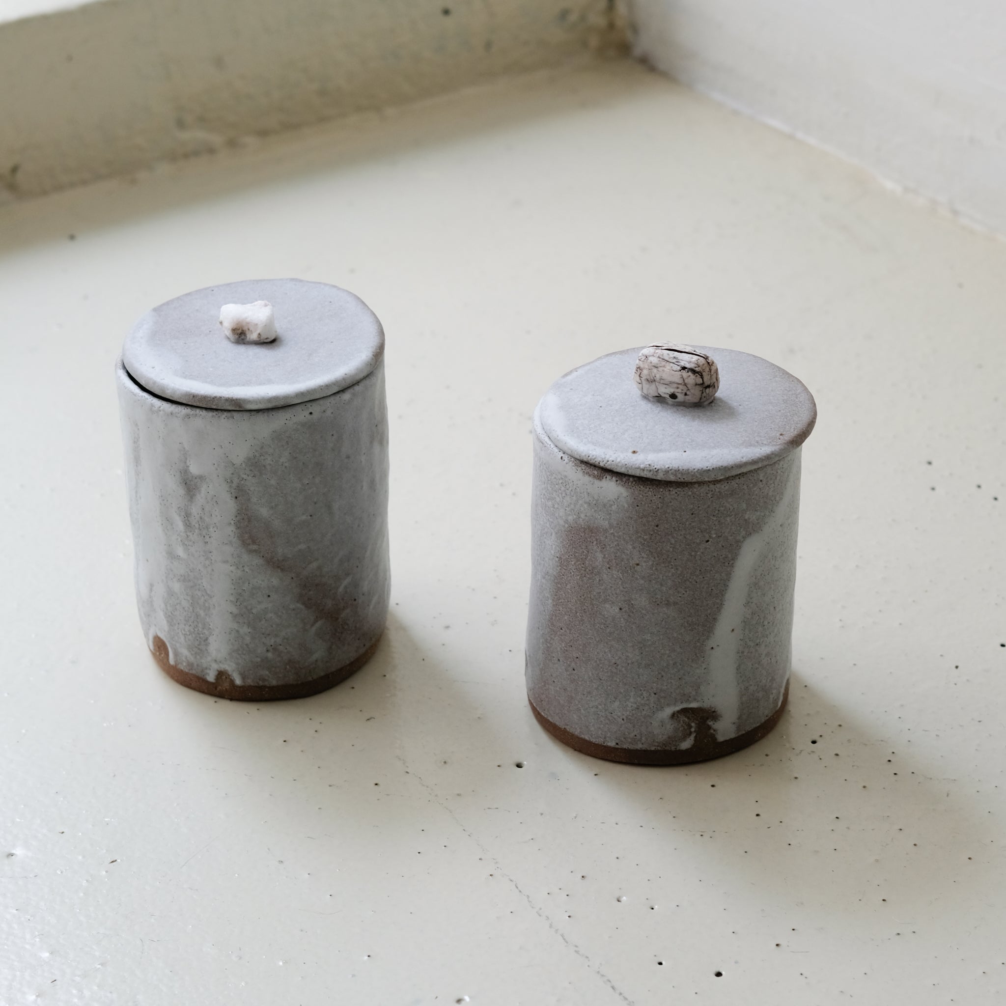 Boite "caillou" en grès H 13cm - blanc gris d'Hélène Maury chez Brutal Ceramics