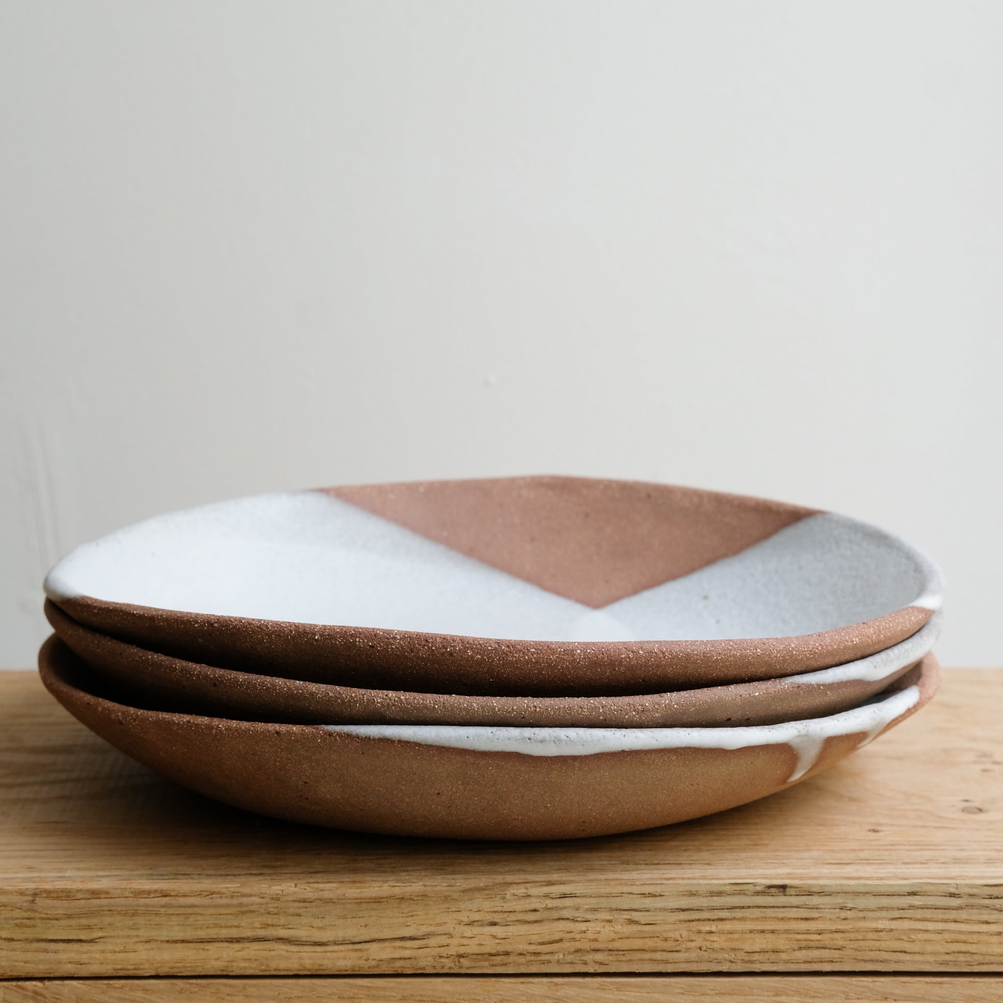Assiette creuse en grès D 23,5cm - blanc et ocre rouge par Hélène Maury chez Brutal Ceramics