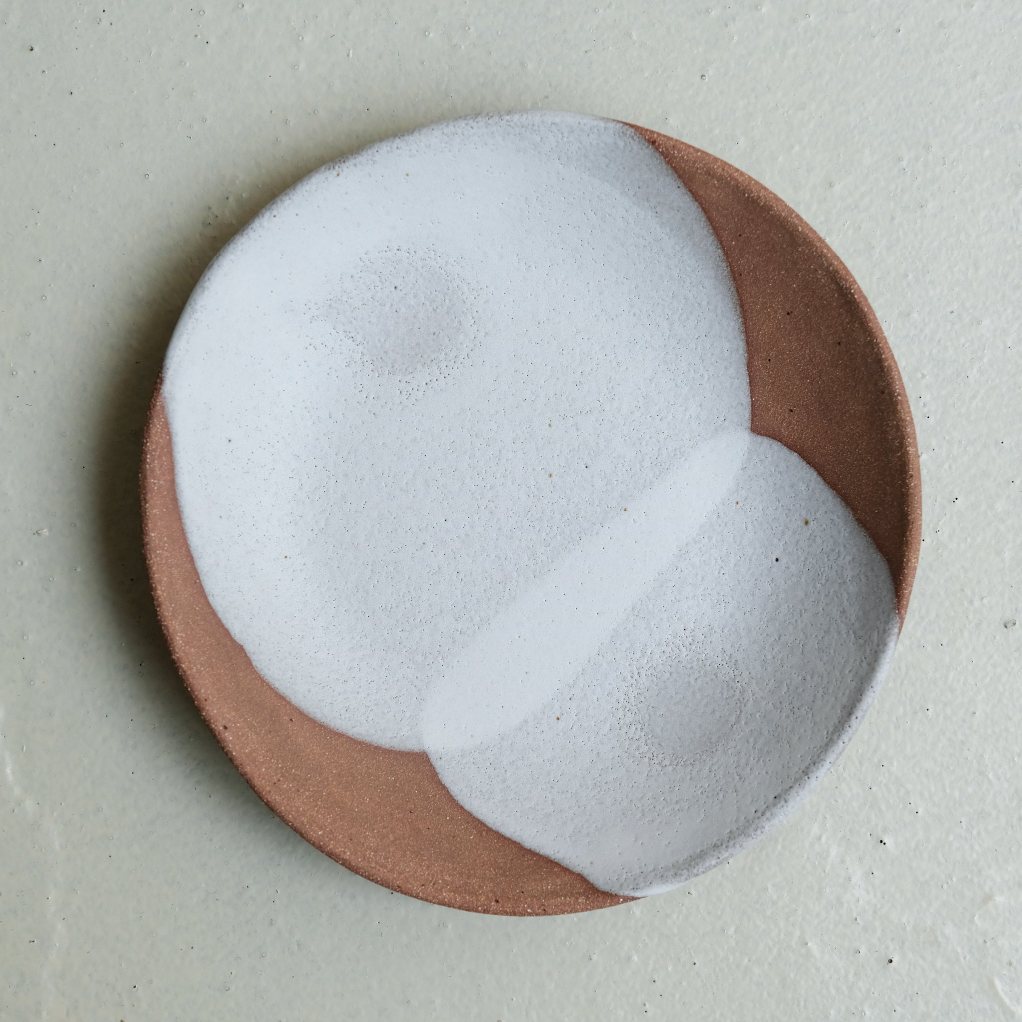 Assiette creuse en grès D 23,5cm - blanc et ocre rouge par Hélène Maury chez Brutal Ceramics