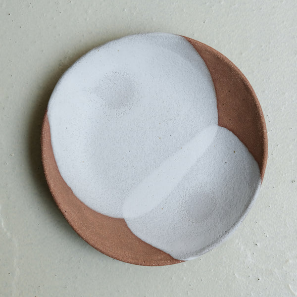 Assiette creuse en grès D 23,5cm - blanc et ocre rouge par Hélène Maury chez Brutal Ceramics