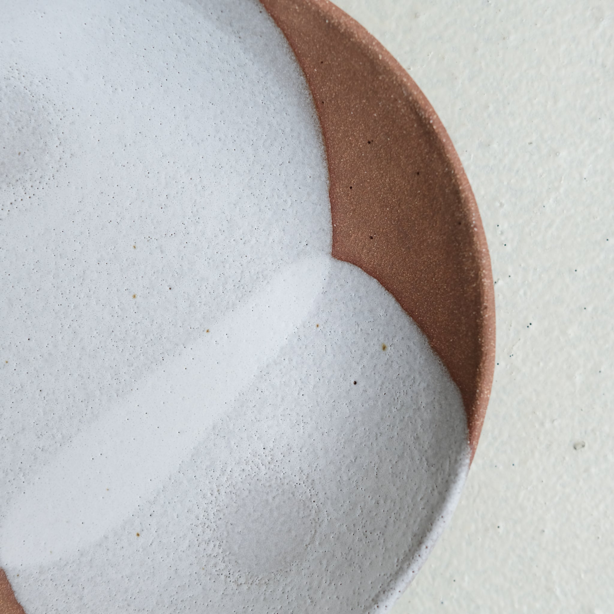 Assiette creuse en grès D 23,5cm - blanc et ocre rouge par Hélène Maury chez Brutal Ceramics