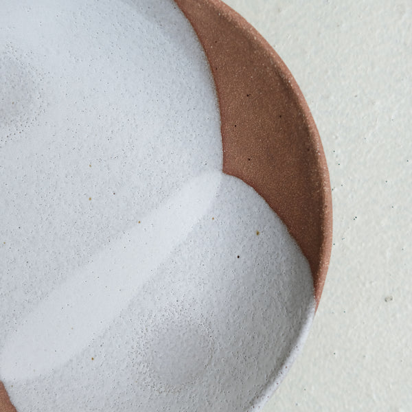 Assiette creuse en grès D 23,5cm - blanc et ocre rouge par Hélène Maury chez Brutal Ceramics