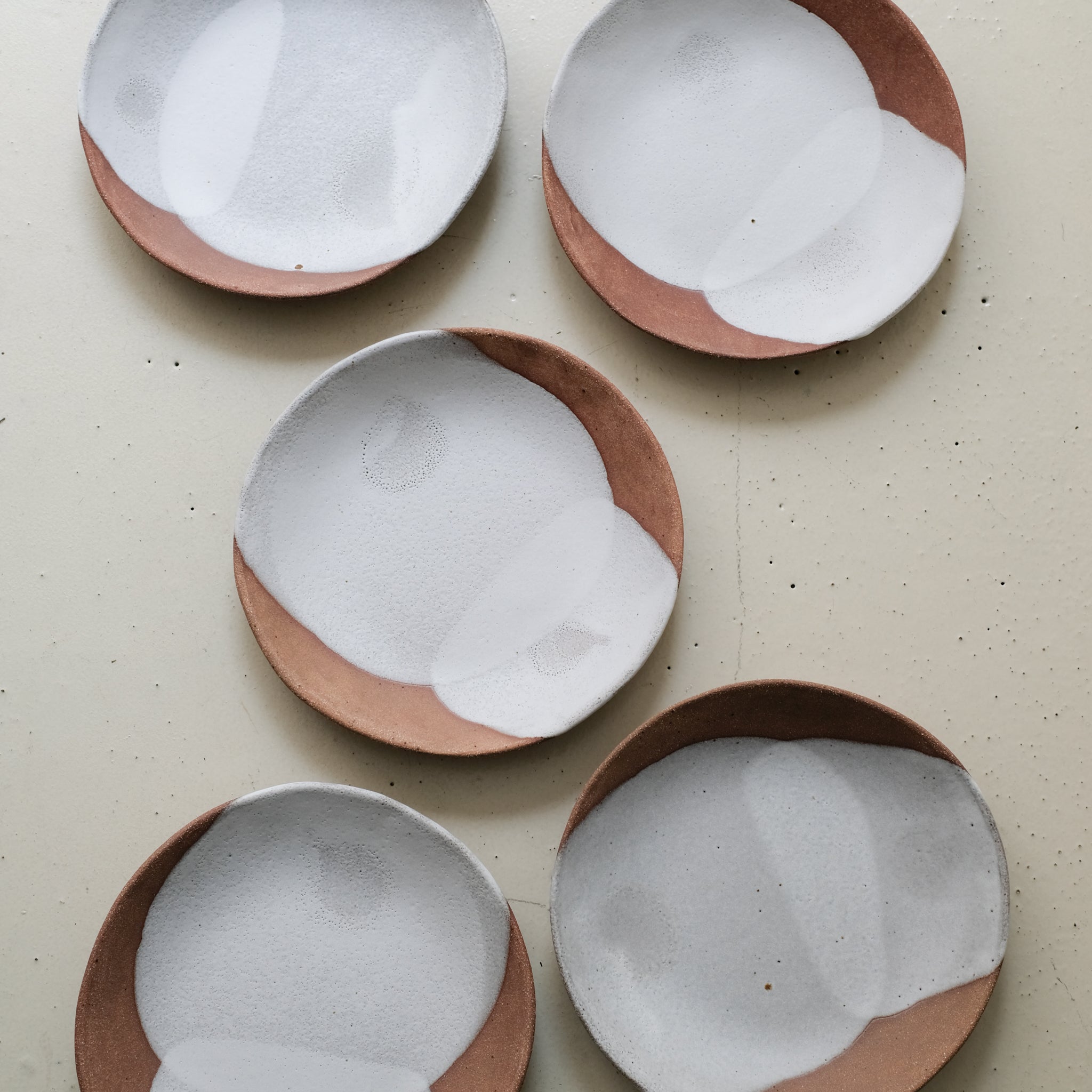 Assiette creuse en grès D 23,5cm - blanc et ocre rouge par Hélène Maury chez Brutal Ceramics