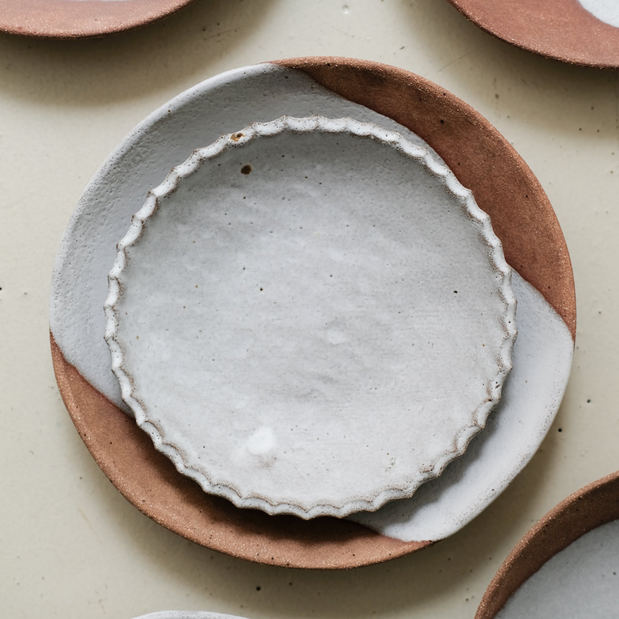 Assiette creuse "Fleur" en grès D 18cm - blanc mat par la céramiste Hélène Maury chez Brutal Ceramics
