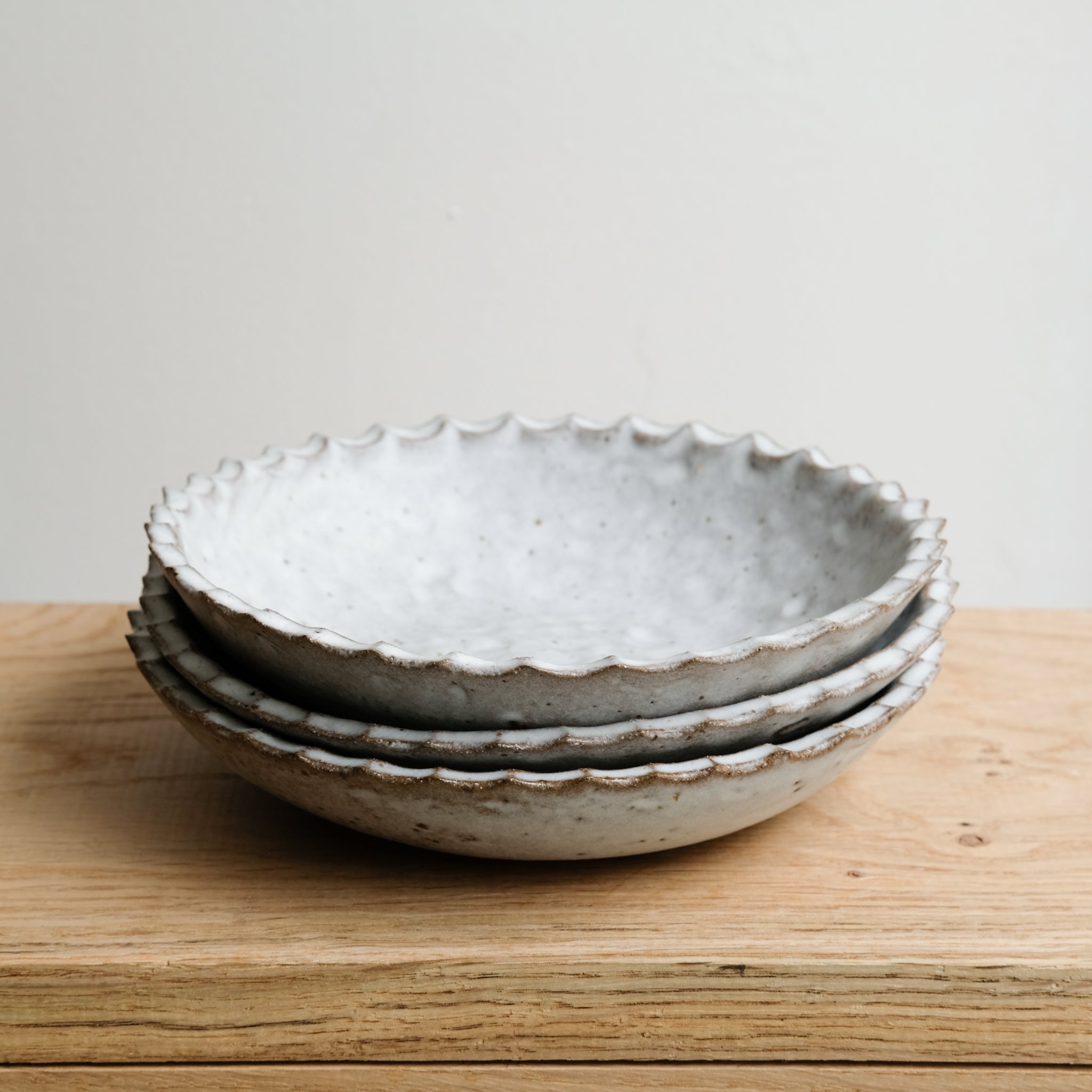 Assiette creuse "Fleur" en grès D 18cm - blanc mat par la céramiste Hélène Maury chez Brutal Ceramics