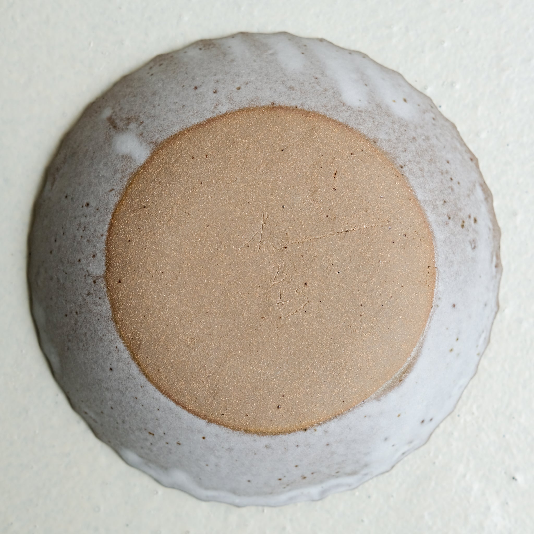 Assiette creuse "Fleur" en grès D 18cm - blanc mat par la céramiste Hélène Maury chez Brutal Ceramics