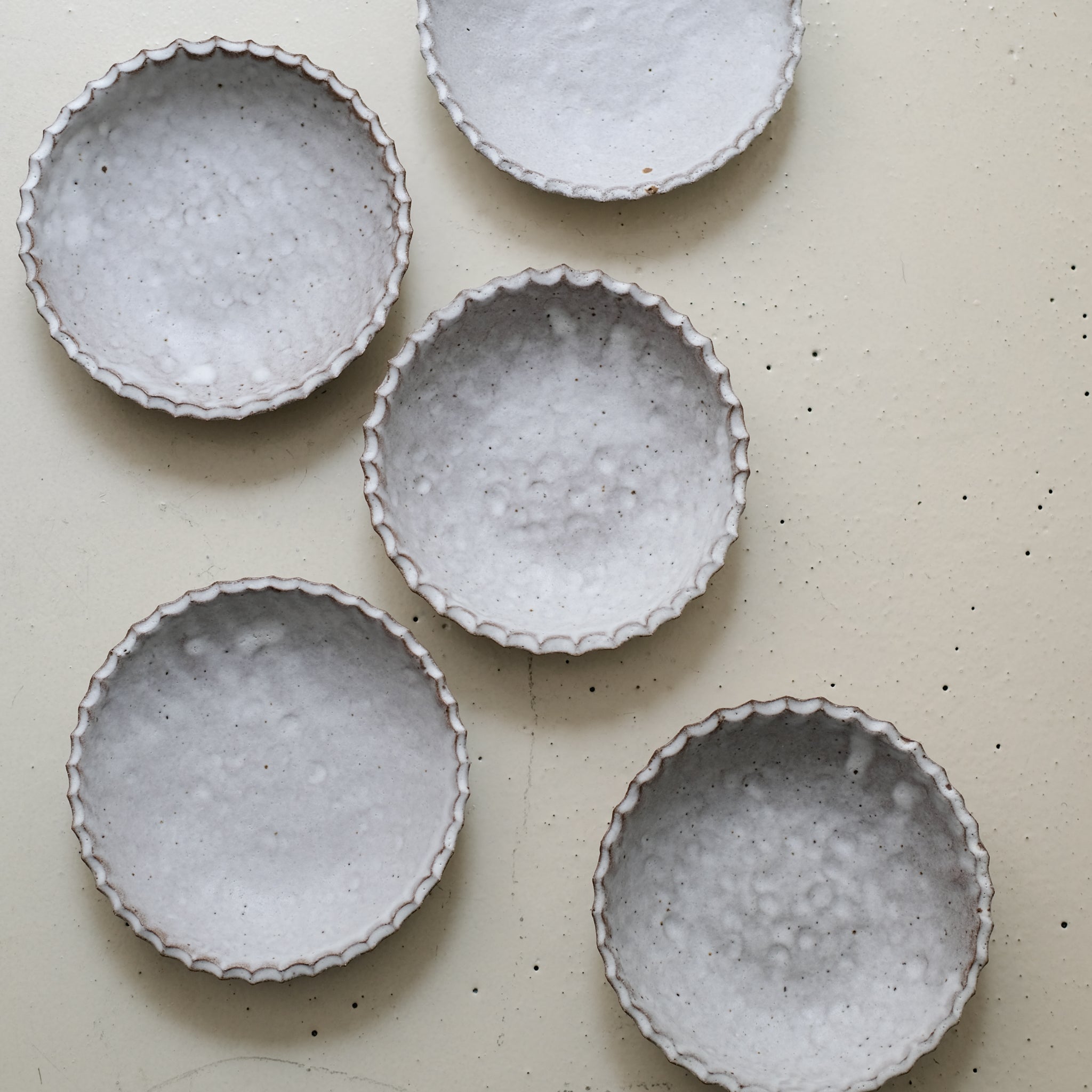 Assiette creuse "Fleur" en grès D 18cm - blanc mat par la céramiste Hélène Maury chez Brutal Ceramics