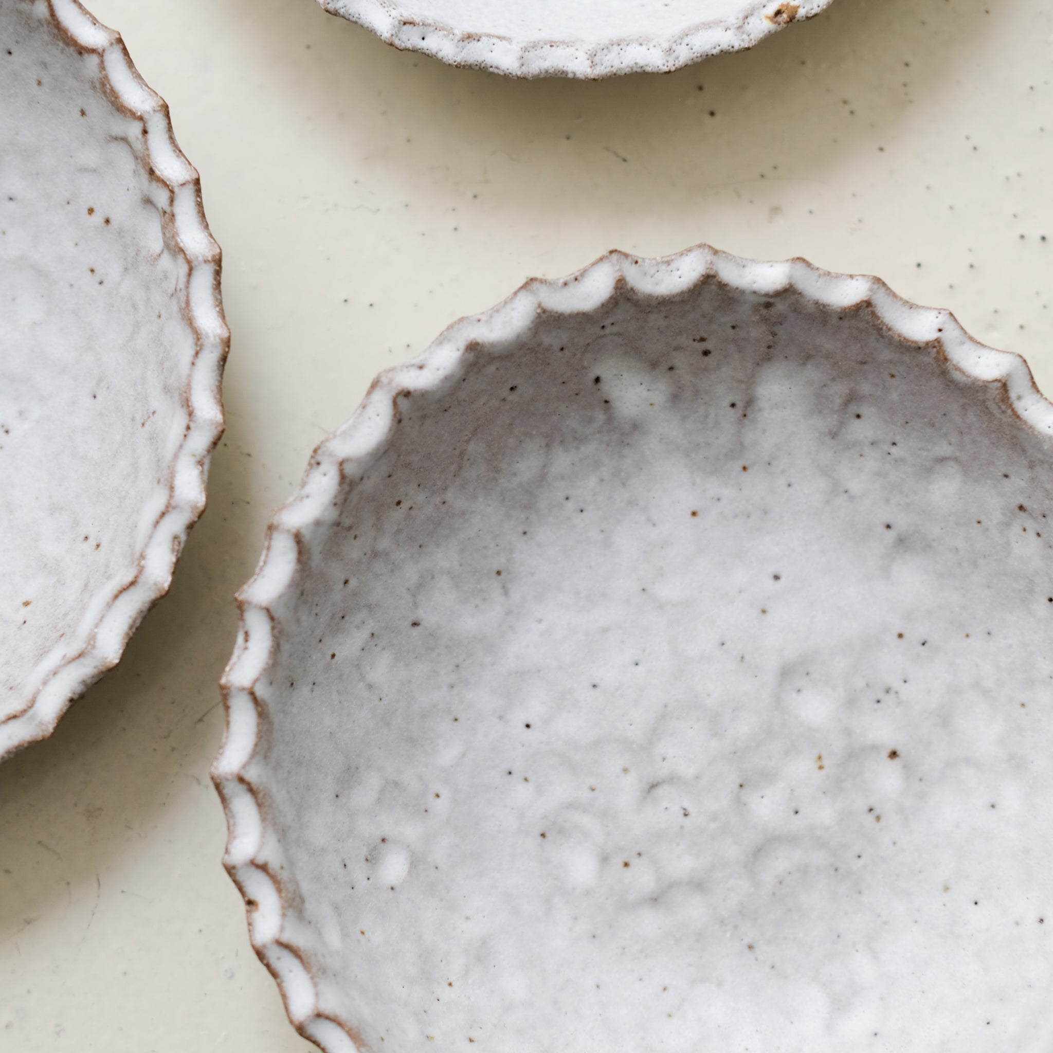 Assiette creuse "Fleur" en grès D 18cm - blanc mat par la céramiste Hélène Maury chez Brutal Ceramics