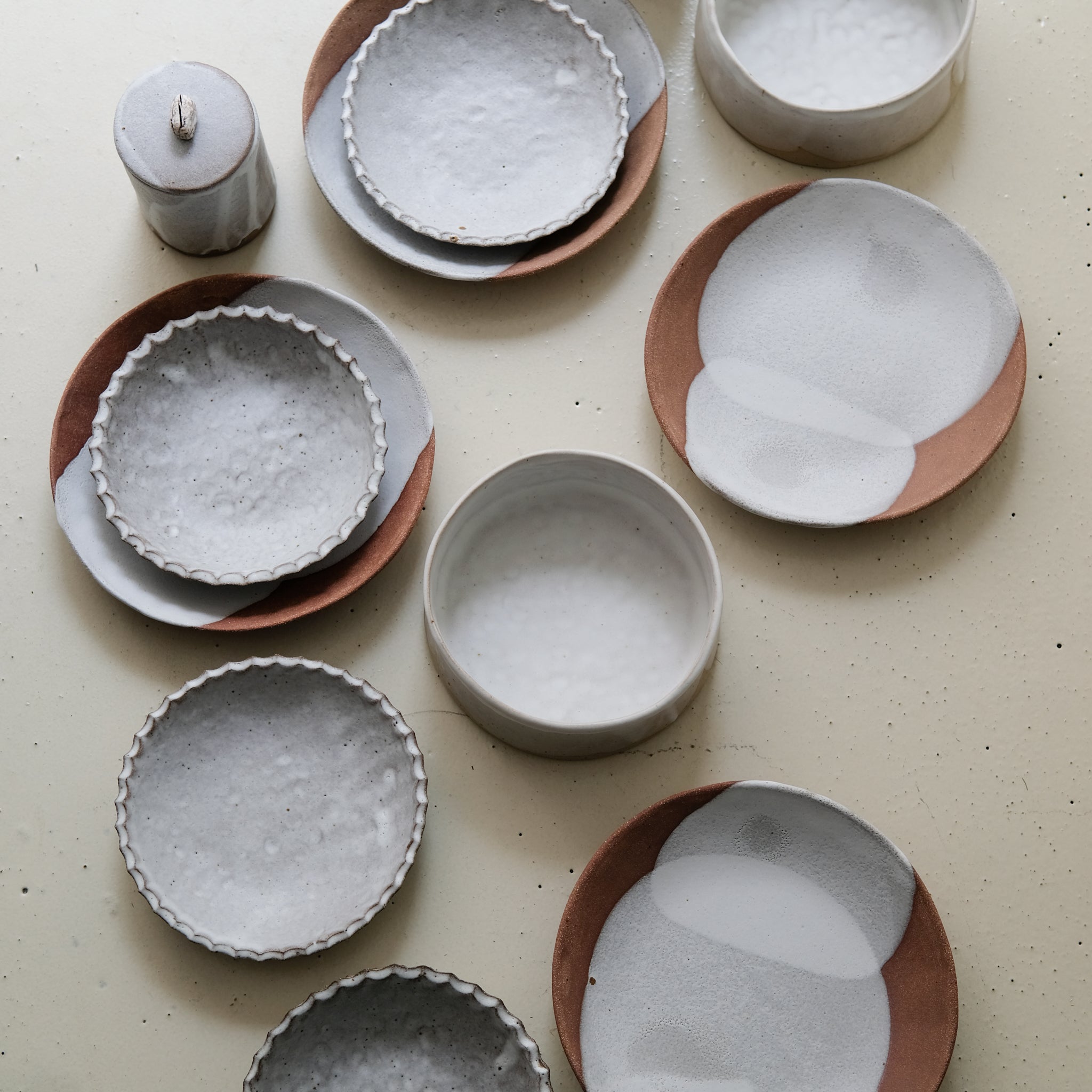 Assiette creuse en grès D 23,5cm - blanc et ocre rouge par Hélène Maury chez Brutal Ceramics