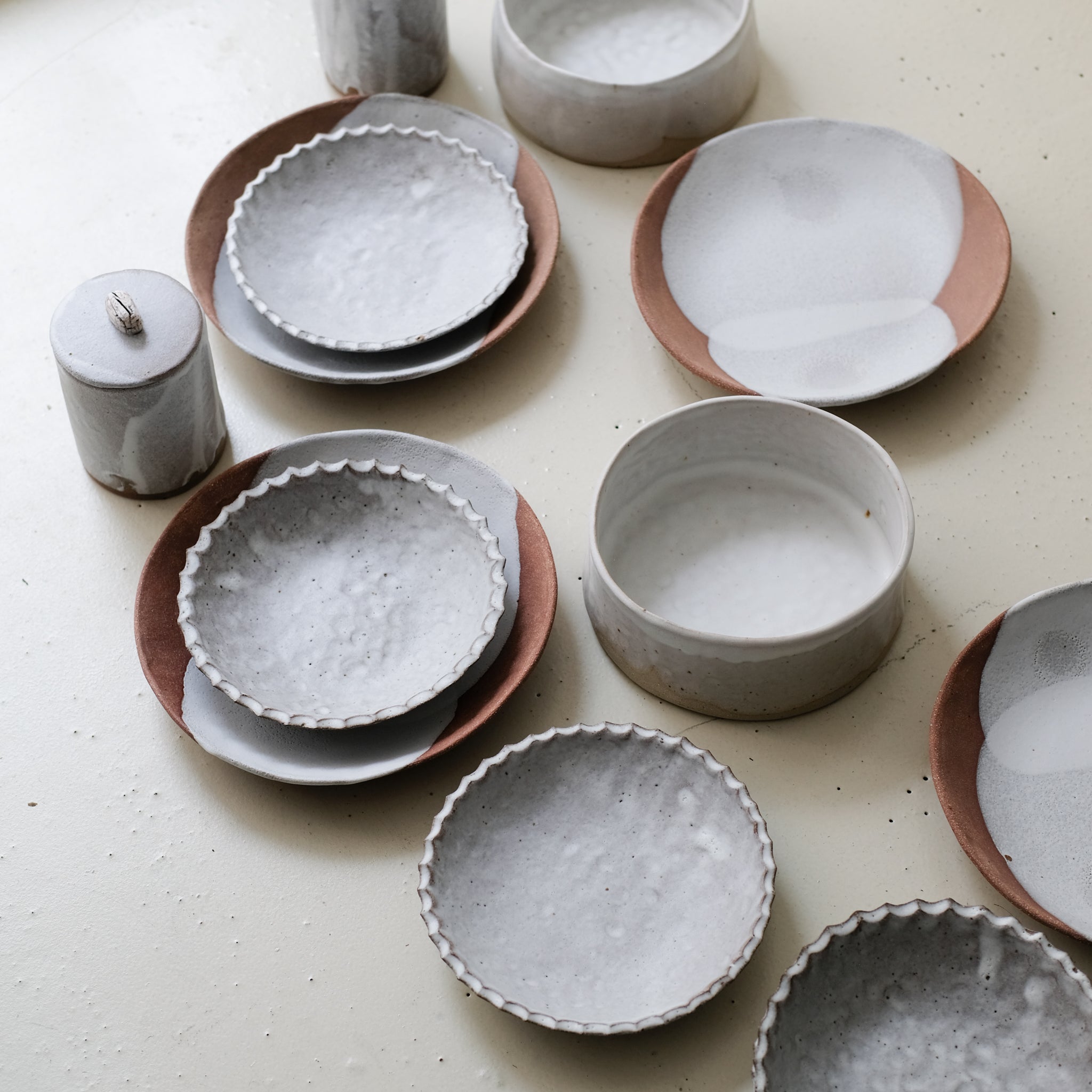 Assiette creuse "Fleur" en grès D 18cm - blanc mat par la céramiste Hélène Maury chez Brutal Ceramics