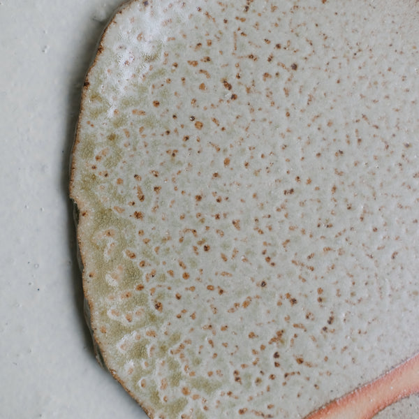 Assiette en grès D 23cm - vert de Judith Lasry chez Brutal Ceramics