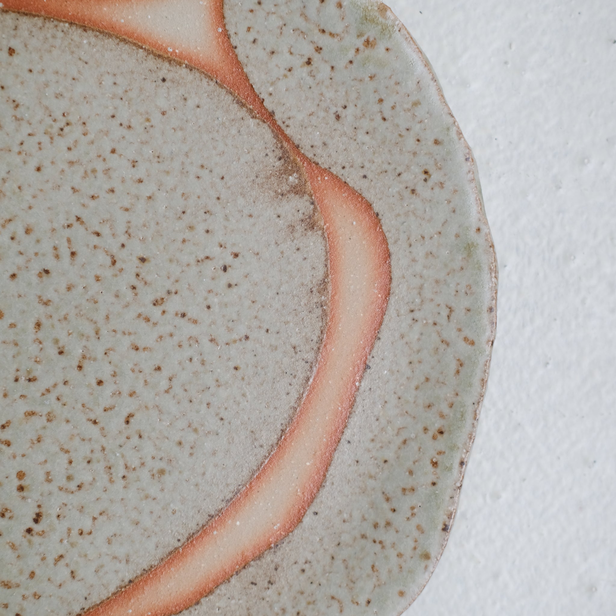 Assiette en grès D 23cm - vert de Judith Lasry chez Brutal Ceramics