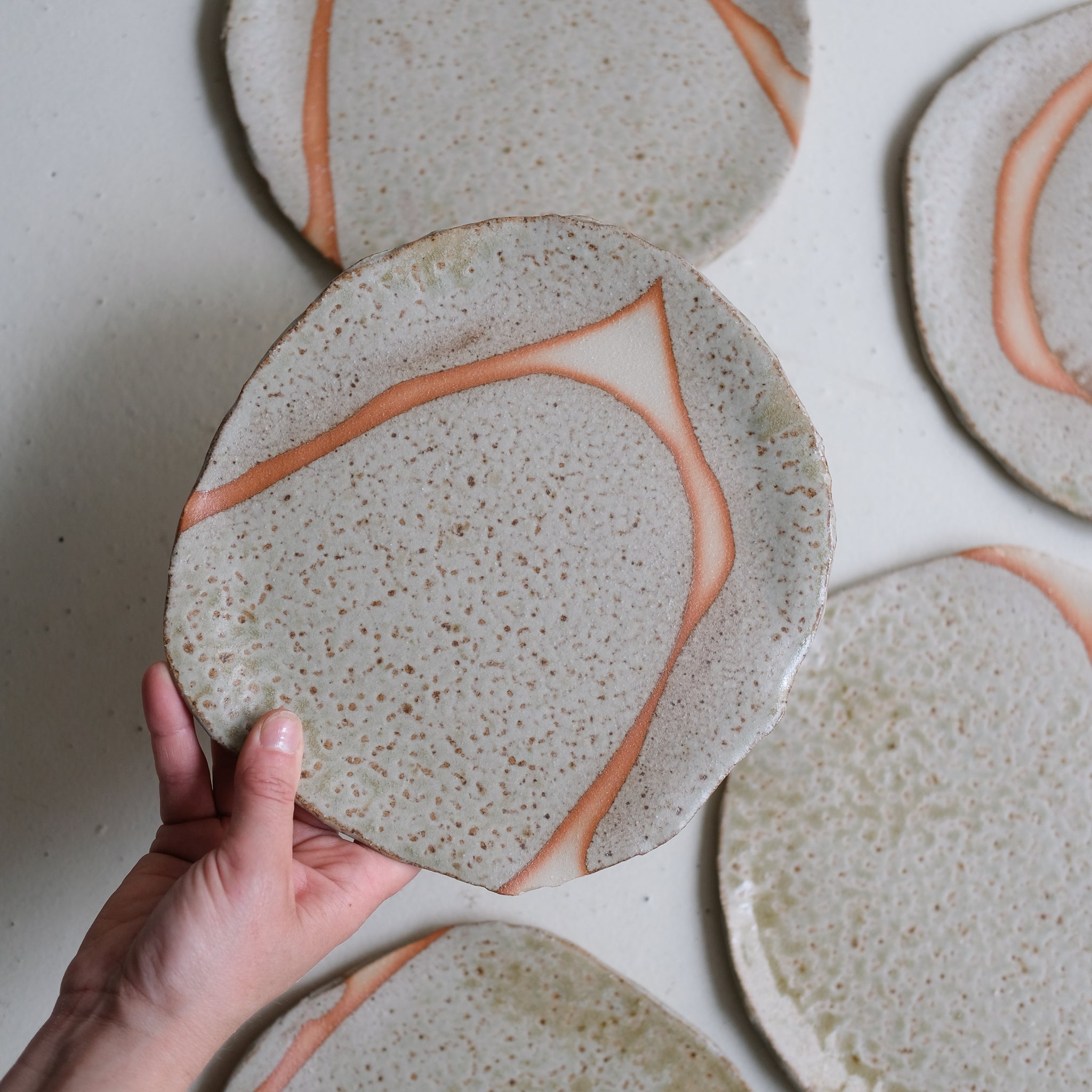 Assiette en grès D 23cm - vert de Judith Lasry chez Brutal Ceramics